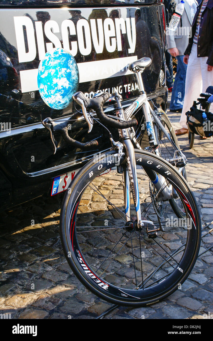 Lance Armstrong's bike con Discovery team bus, durante Liege-Bastogne-Liegi corsa di ciclismo su 2007 Foto Stock