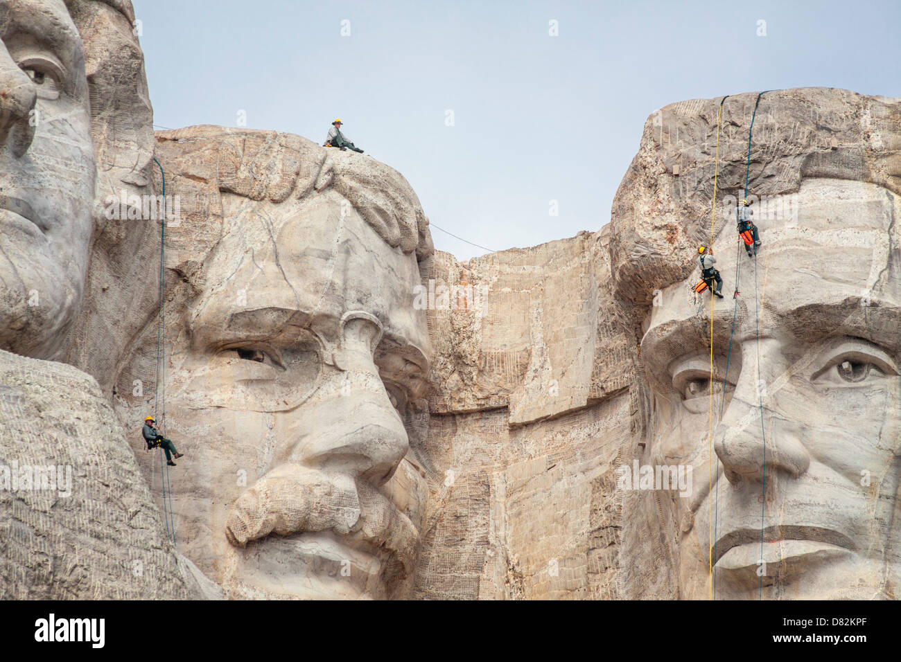 Il servizio parcheggio dipendenti rappel giù il volto del monte Rushmore durante la conduzione di un'ispezione, Dakota del Sud Foto Stock