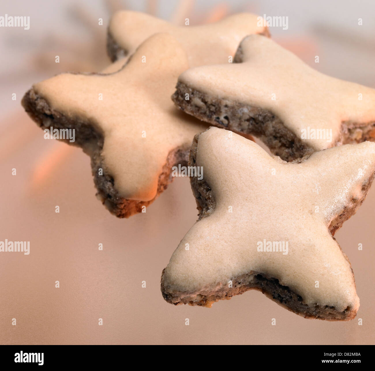 Tema alimentare che mostra alcuni cinamon-aromatizzati i cookie in luce sfocata indietro Foto Stock