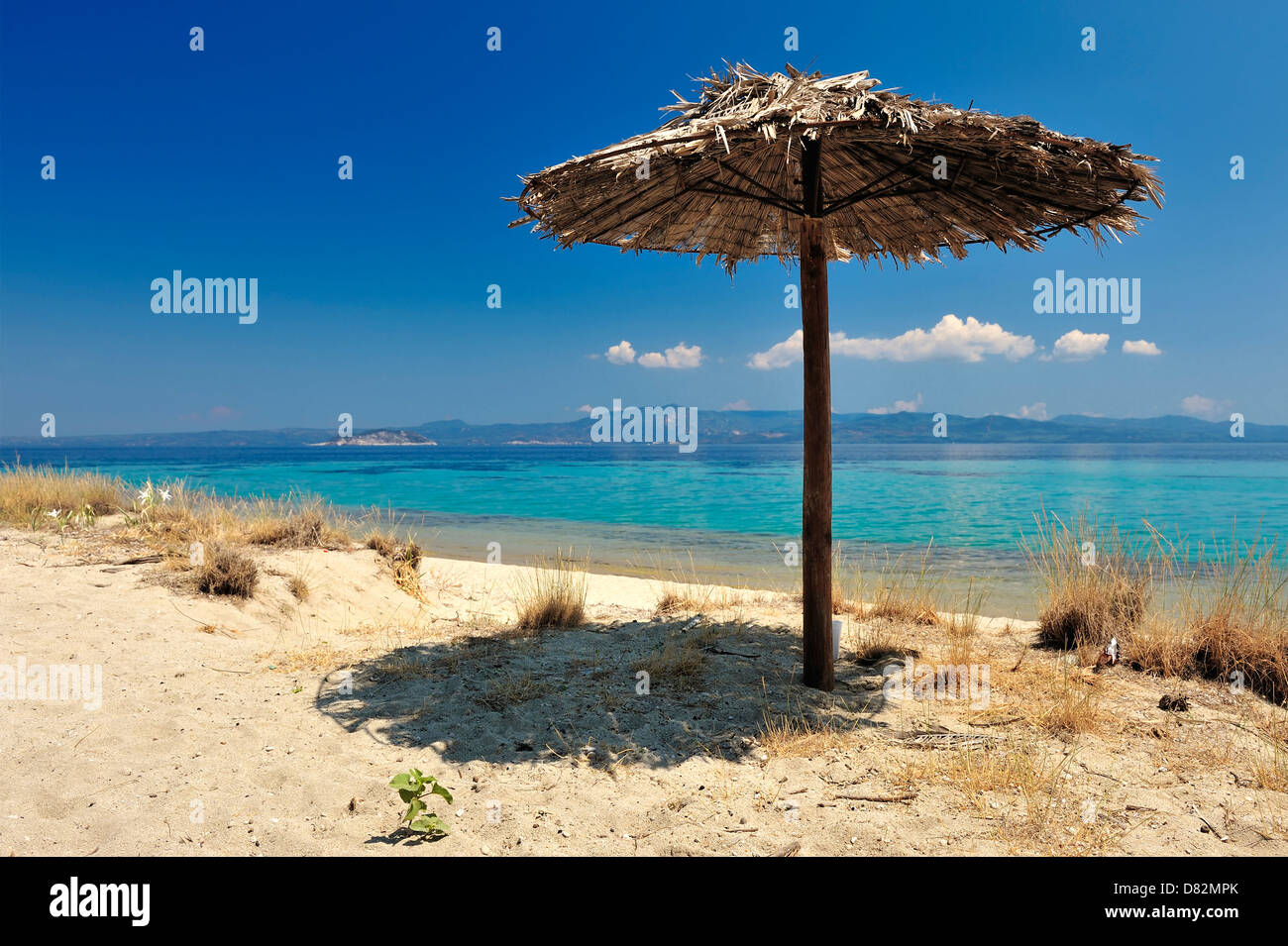 Ombrellone in una giornata di sole e di mare in background Foto Stock