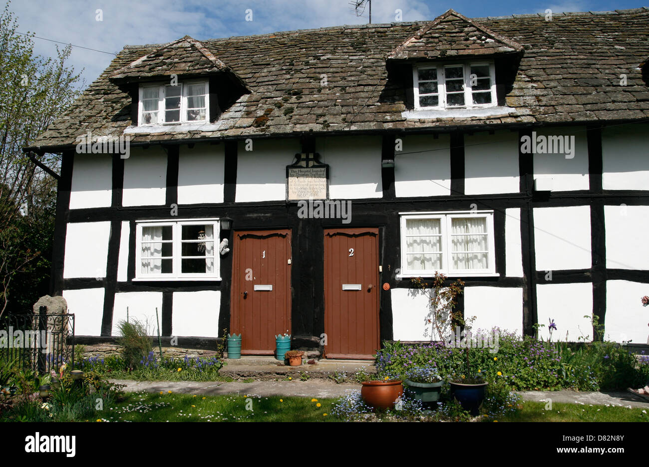 Alms House 1686 in bianco e nero Village Trail Pembridge Herefordshire England Regno Unito Foto Stock