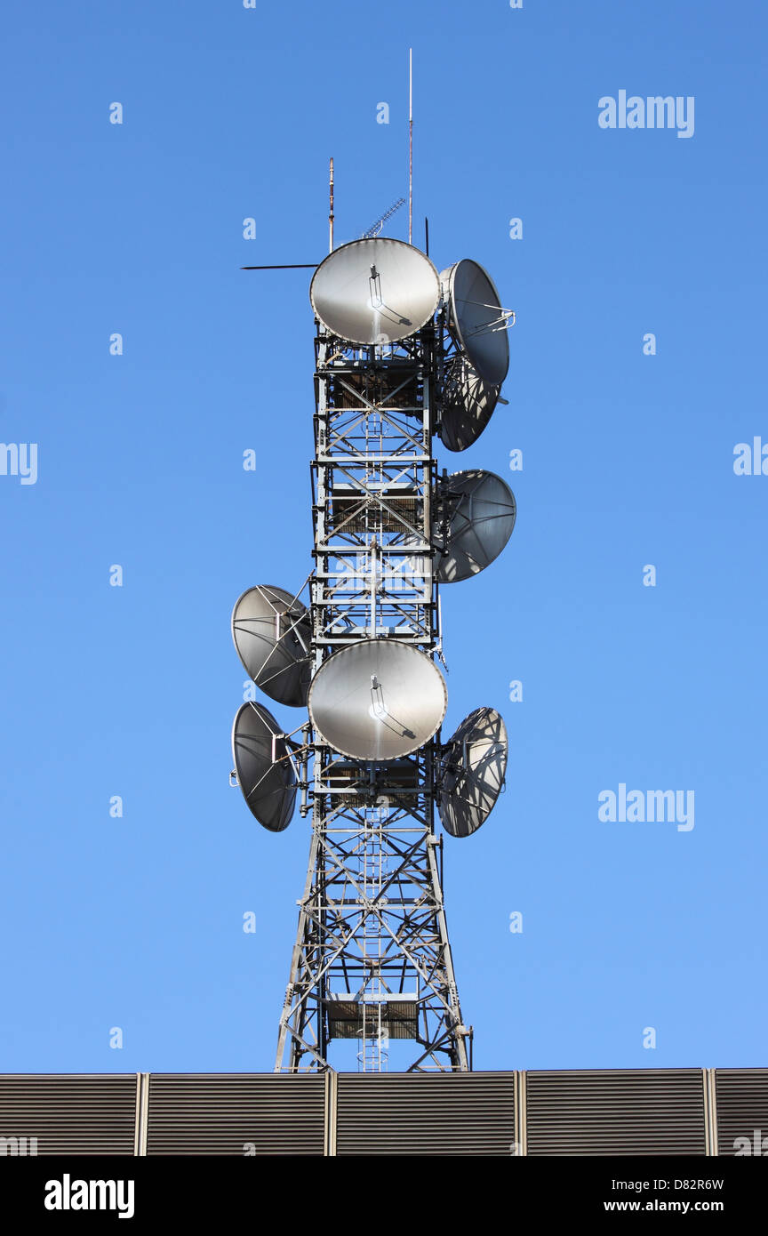 Torre di telecomunicazione con molte diverse antenne Foto Stock