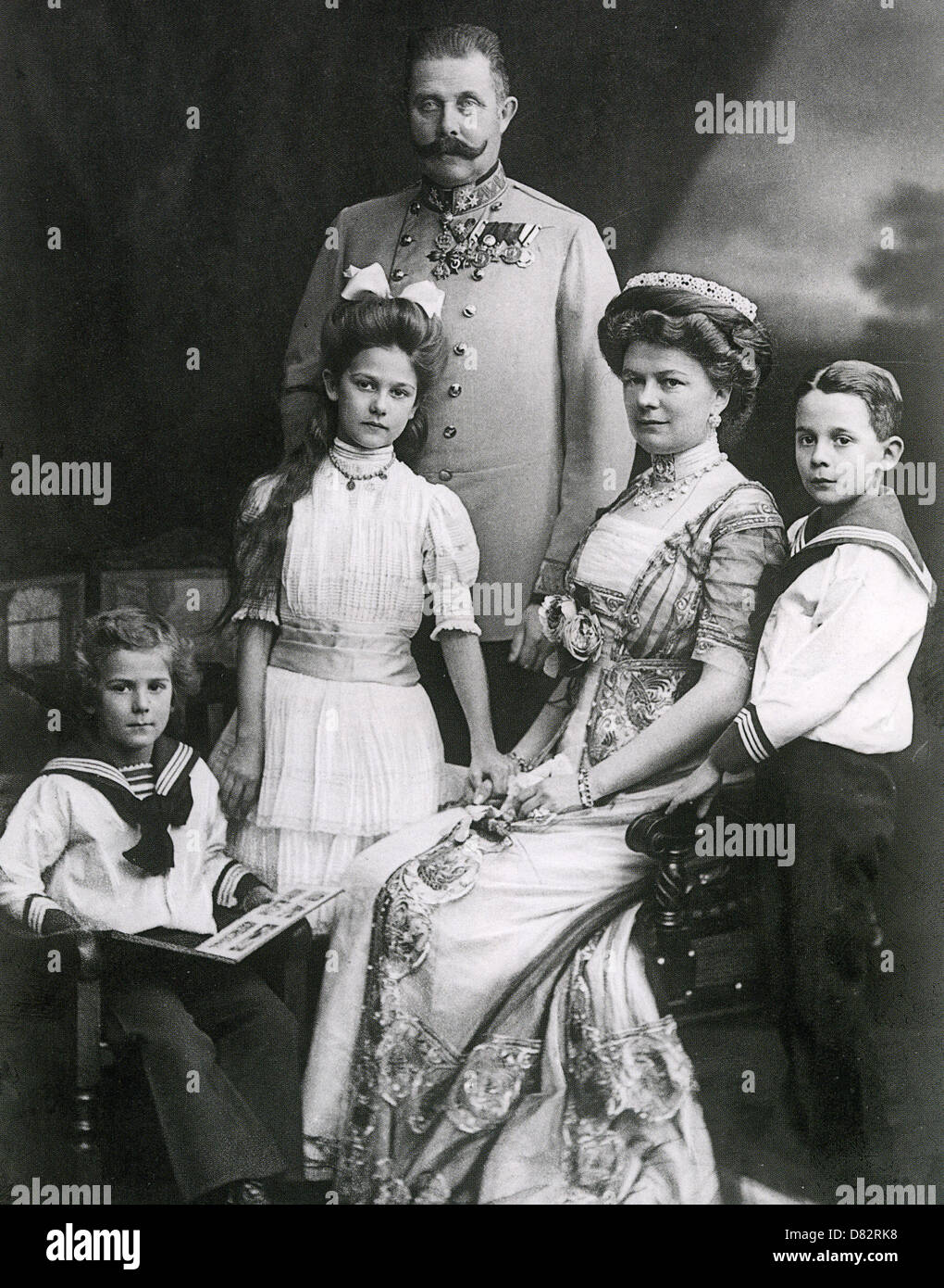 L'imperatore Franz Ferdinand dell Austria-UNGHERIA con sua moglie Sophie e dei loro figli con il principe ereditario Rudolf a destra Foto Stock