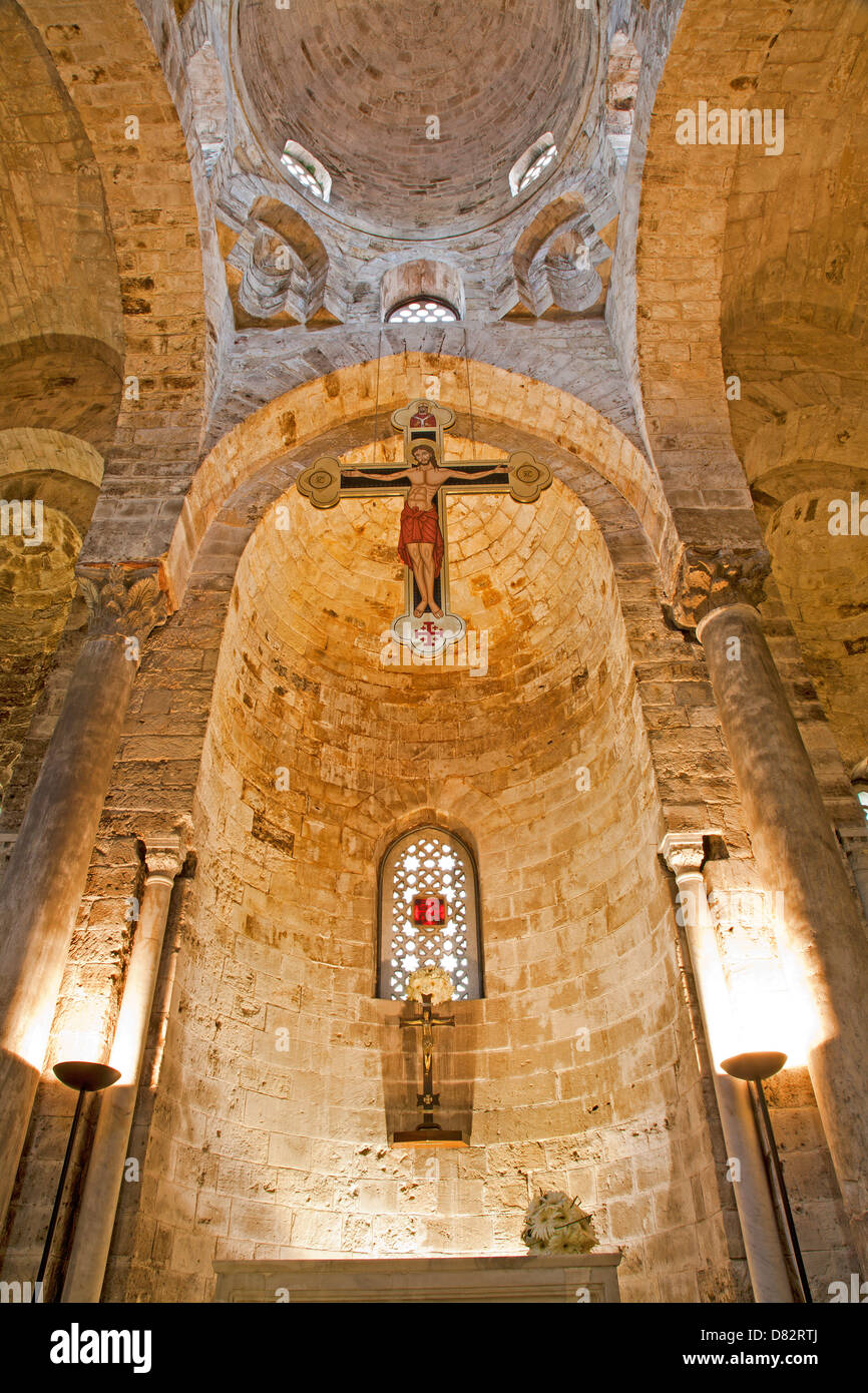 PALERMO - Aprile 8: Presbiterio della chiesa romanica di San Cataldo costruire negli anni 1154 - 1160 su 8 aprile 2013 a Palermo, Italia. Foto Stock