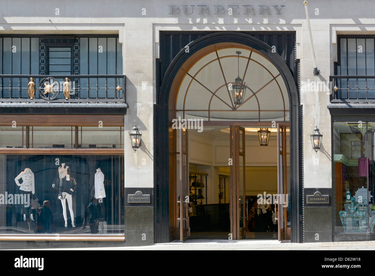 La finestra di visualizzazione e ingresso al Burberry store a Regents Street Foto Stock
