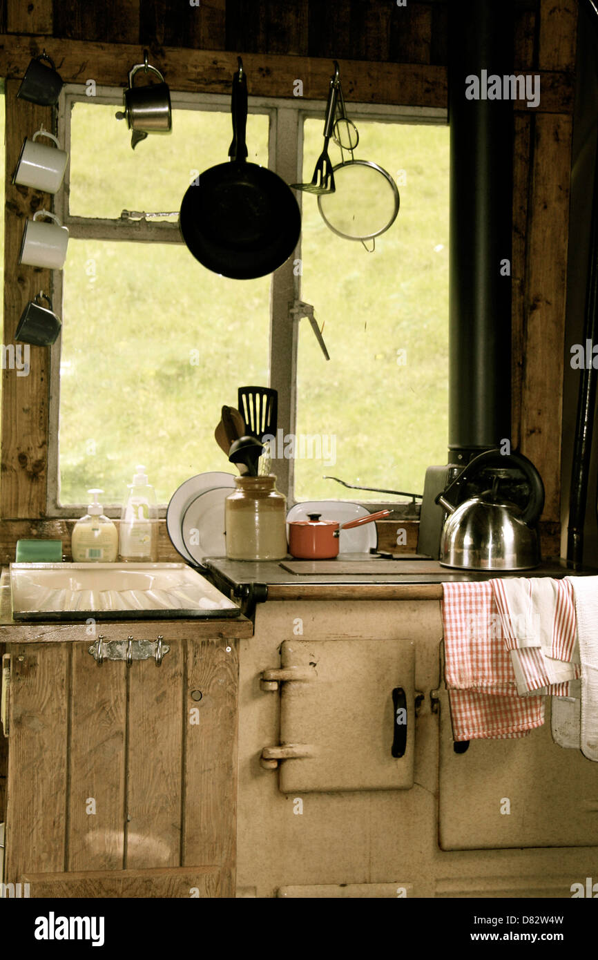 Casa vacanze sul retro di un autocarro proprietario terriero scozzese Walter Micklethwait ha aperto del paese più bizzarre resort - nel retro di un vecchio camion dell'esercito! Il 33 enne ha acquistato un 1954 fuoco ausiliario autocarro con una vista per dare un make-over e soprannominato il "Birra Moth'. E di aver trasformato in una casa vacanze con l'installazione di un letto in stile vittoriano, fornelli, tavolo, sedie e armadi, il resort è già in esecuzione. Walter dice, "Ho adornato con un letto e una stufa Rayburn che è seduto su un pezzo di ardesia proveniente da un vecchio tavolo da biliardo. Vi è un tavolo e sedie e parquet Foto Stock