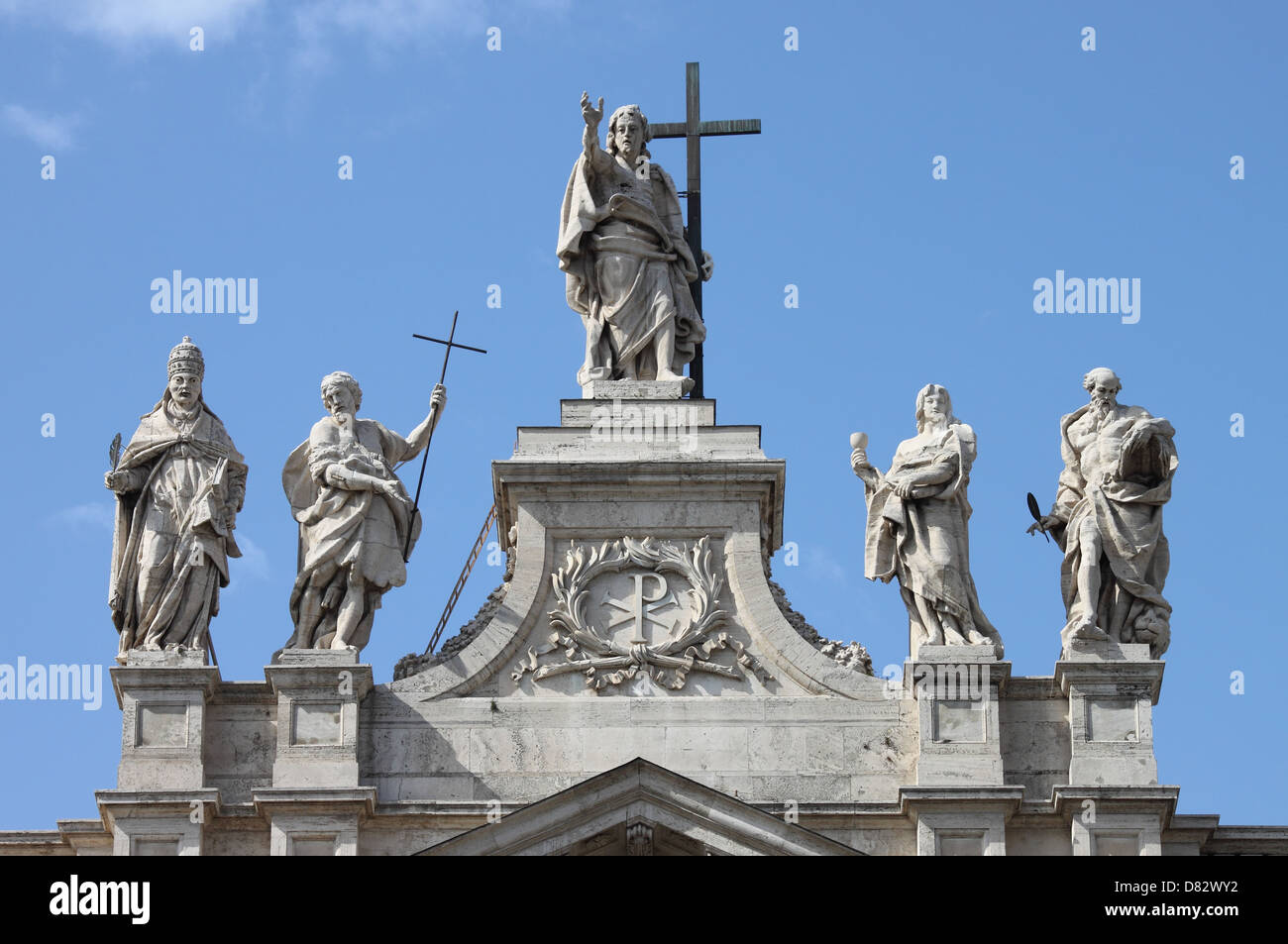 Le statue di Cristo e alcuni santi sulla parte superiore della Basilica di San Giovanni in Laterano la facciata. Roma, Italia Foto Stock