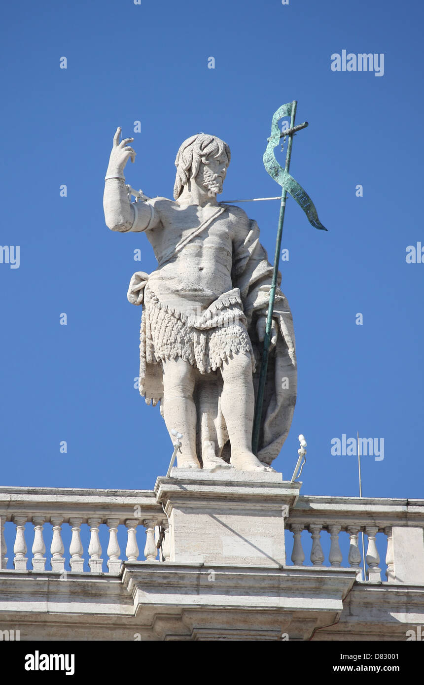 Statua di Giovanni Battista sulla parte superiore della Basilica di San Pietro facciata. Roma, Italia Foto Stock