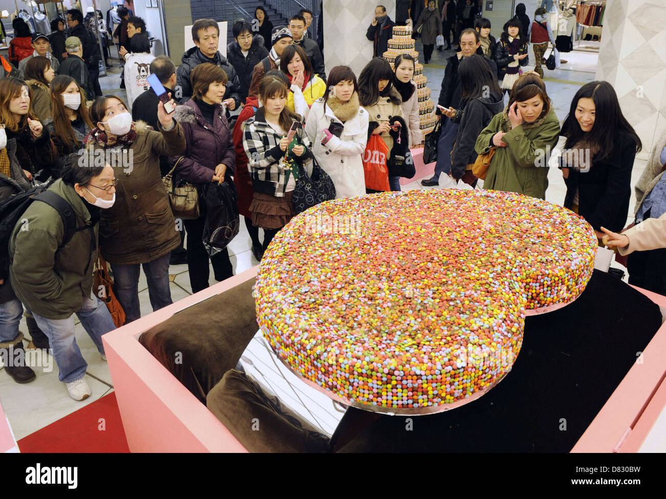Il cioccolato più grande anello da dito un 267-chilogrammo anello da dito  fatta di cioccolato e caramelle è completata in Osaka. La torta gigante  Foto stock - Alamy