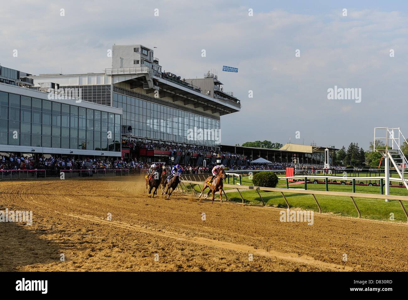 Baltimore, Maryland, Stati Uniti d'America. Il 17 maggio 2013. Il campo gare intorno al primo giro durante il Pimlico speciale la gara al Black Eyed Susan Day presso il 138th Preakness Stakes di Pimlico Race Course di Baltimora, MD. Credito: Cal Sport Media / Alamy Live News Foto Stock