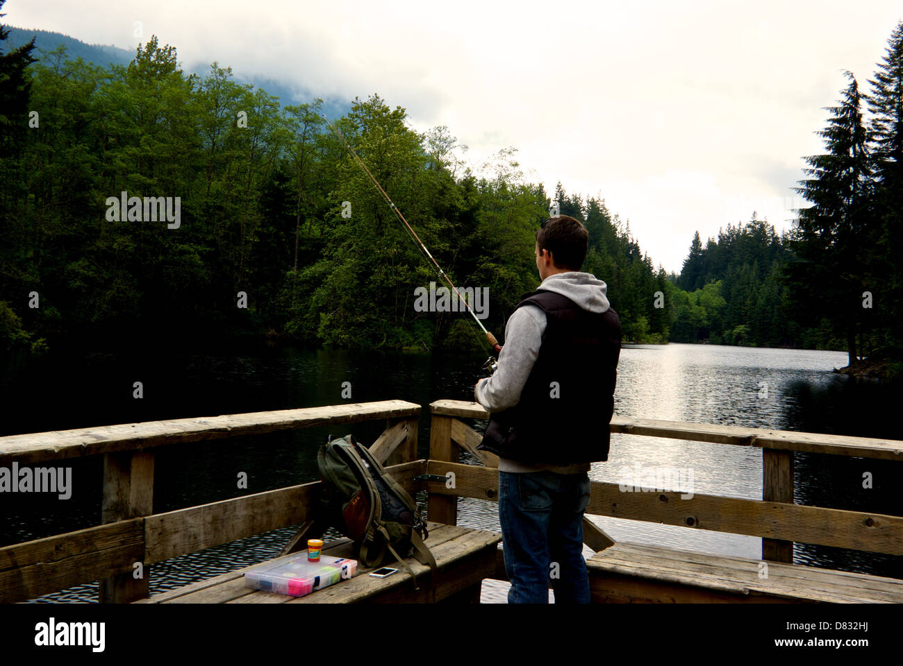 Il pescatore pesca nella città di corpo idrico Lago di riso North Metro Vancouver abbassare Seymour Conservation Reserve Foto Stock