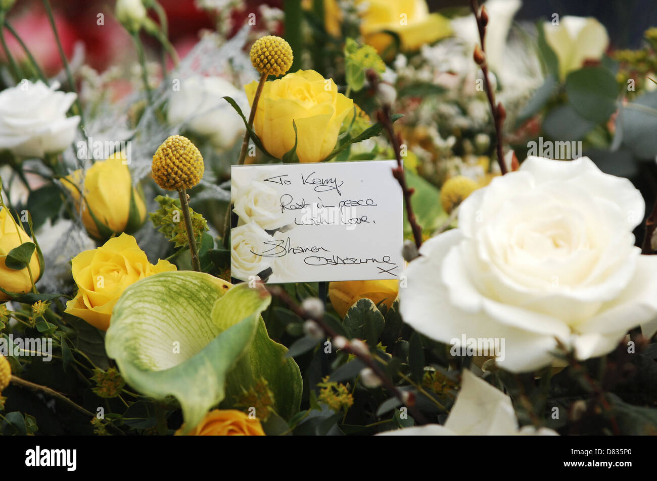 Fiori da Sharon Osbourne il funerale di ex X Factor contestant Kerry McGregor, tenutosi a Kirk di Calder. Kerry Foto Stock