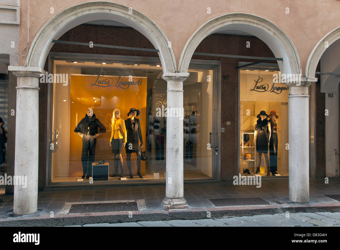 Storefront di moda a Mantova (Mantova), Italia. Foto Stock