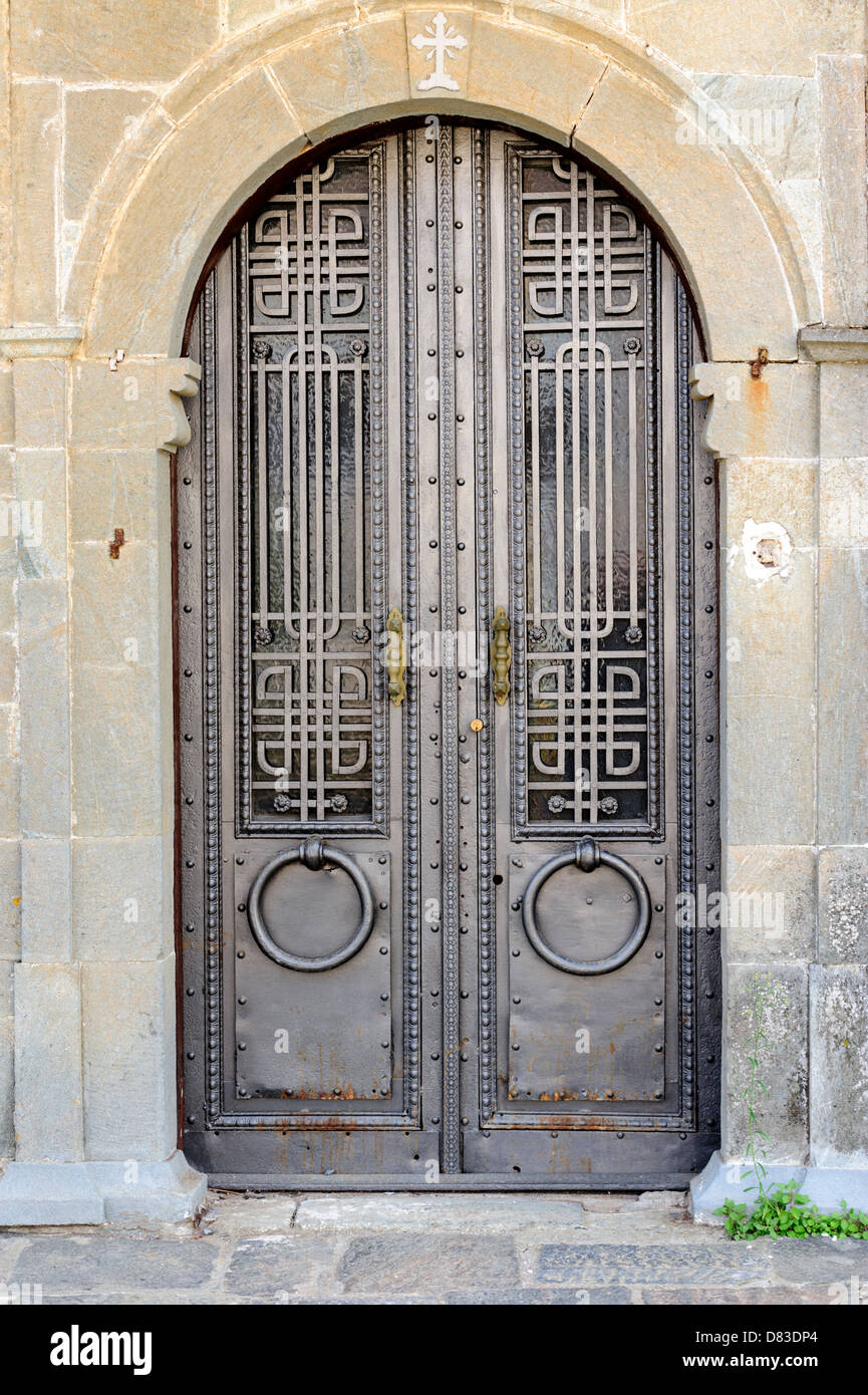 Metallo martellato porta in Karyes Foto Stock