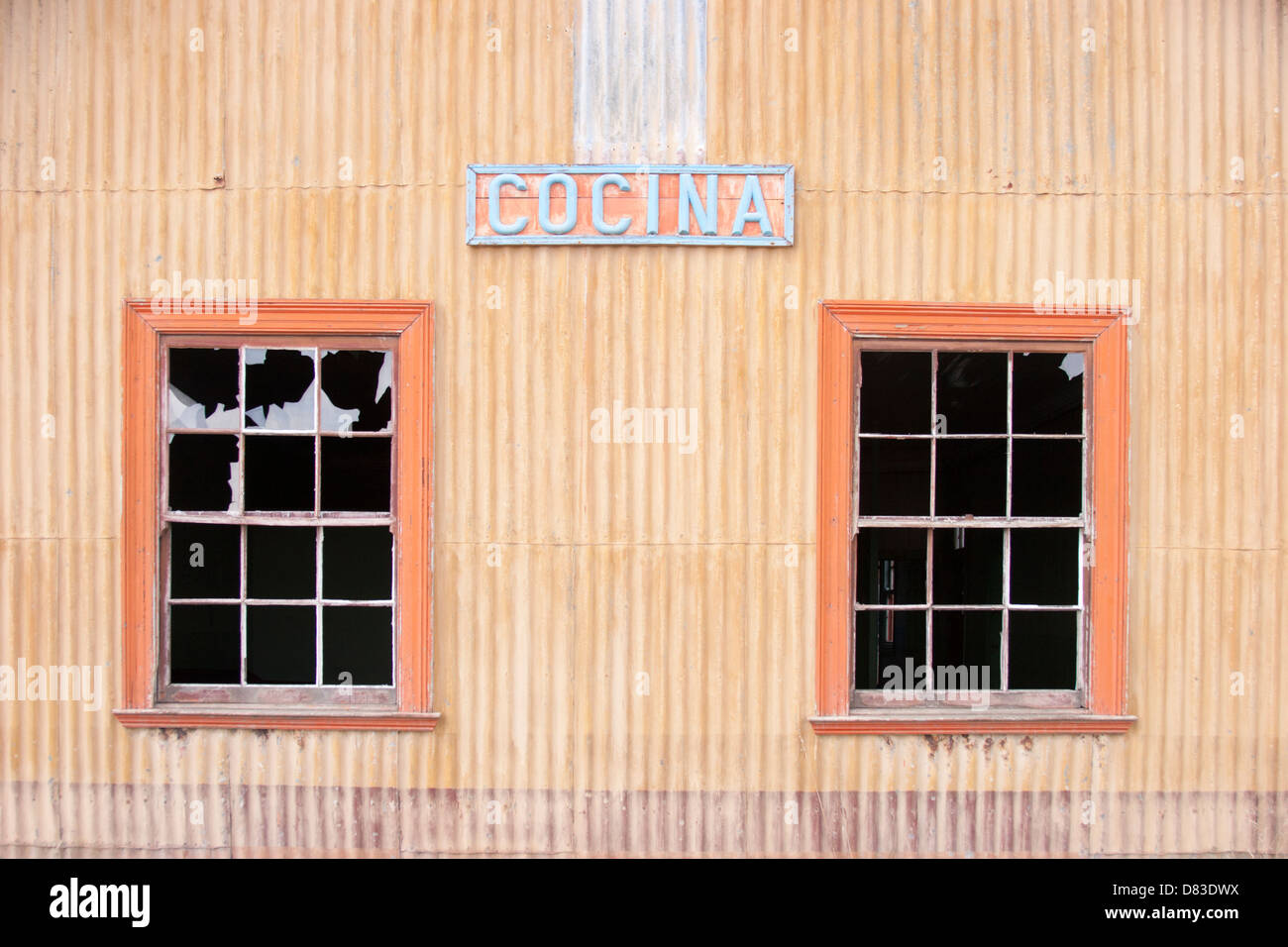 Abbandonata cocina (cucina) esterna con finestre intemperie e rotto vetro a Estancia San Gregorio nel Cile Patagoniano. Accedi in lingua spagnola Foto Stock