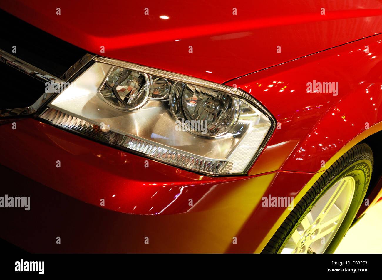 Auto rossa 2008 Dodge Avenger presso l'auto show, primo piano di un faro Foto Stock