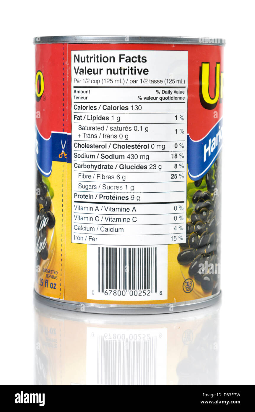 Fatti di nutrizione etichetta alimentare su una scatola di fagioli bianchi fagioli neri in inglese e francese canadese prodotto isolato su sfondo bianco Foto Stock