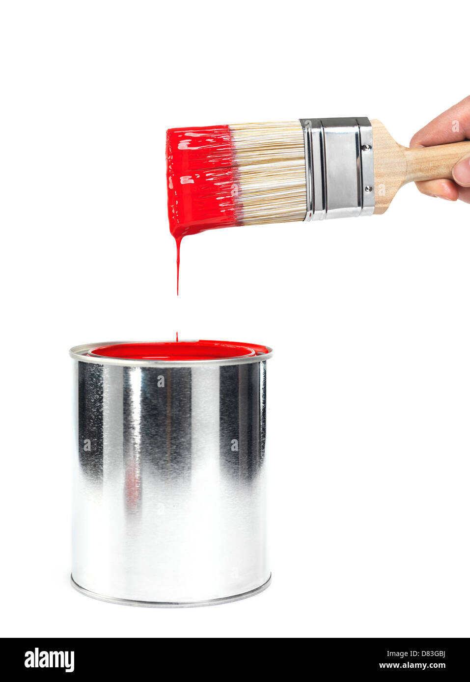 Primo piano di una persona mano che tiene un pennello immerso in un possibile con vernice rossa isolato su sfondo bianco. Concetto di ristrutturazione Foto Stock