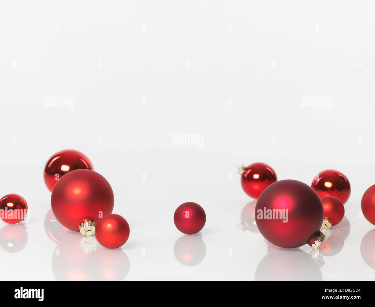 Decorazione di Natale ornamento. Vetro rosso baubles isolato su sfondo bianco con copia spazio. Foto Stock