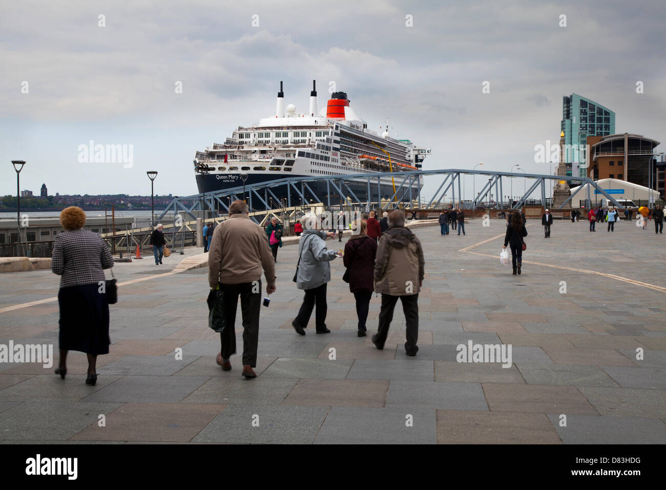 Il passeggero Dock Liverpool, UK 17 Maggio, 2013. La nave da crociera il terminale in cui la camicia RMS Queen Mary 2 ormeggiato sulla sua visita alla città. Il Liverpool Cruise Terminal è un 350-metro-lunga struttura galleggiante situato sul fiume Mersey consentendo grandi navi da crociera per visitare senza inserire il dock chiuso o sistema di ormeggio a metà fiume e i passeggeri di gara a terra. Il terminale è stato ufficialmente inaugurato il 21 Settembre 2007 da Sua Altezza Reale il Duca di Kent quando la Queen Elizabeth 2 ormeggiate presso il terminale. Foto Stock