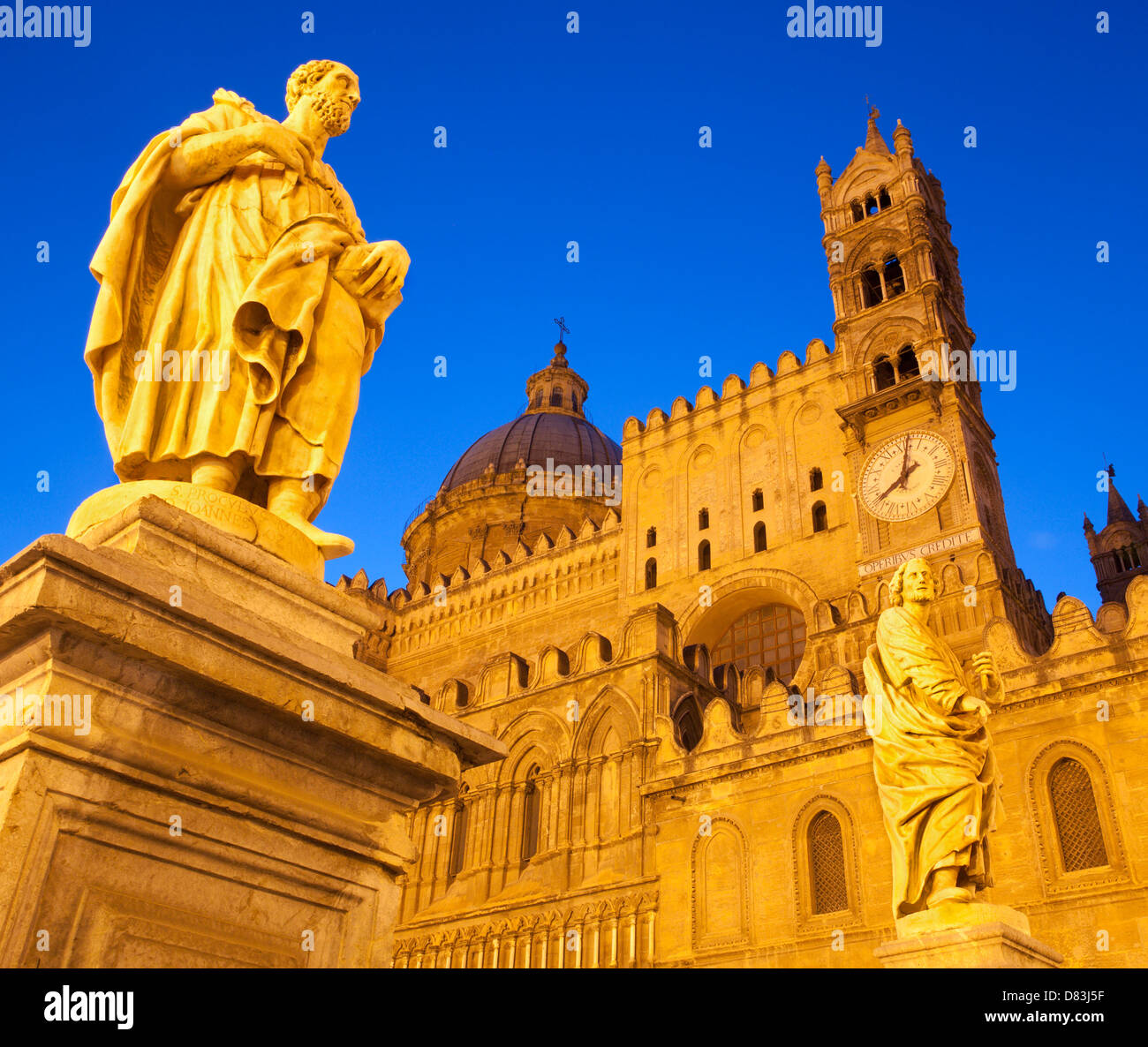 Palermo - portale sud della cattedrale o Duomo e la statua di st. Procolo al crepuscolo Foto Stock