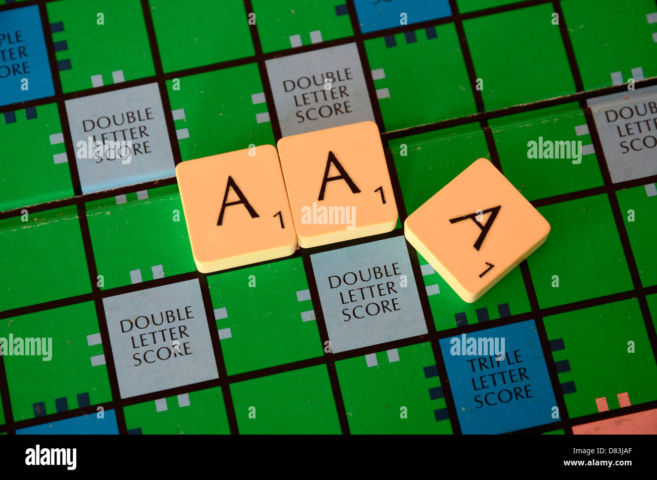 AAA rating di credito sillabato su una scheda di Scrabble. Foto Stock