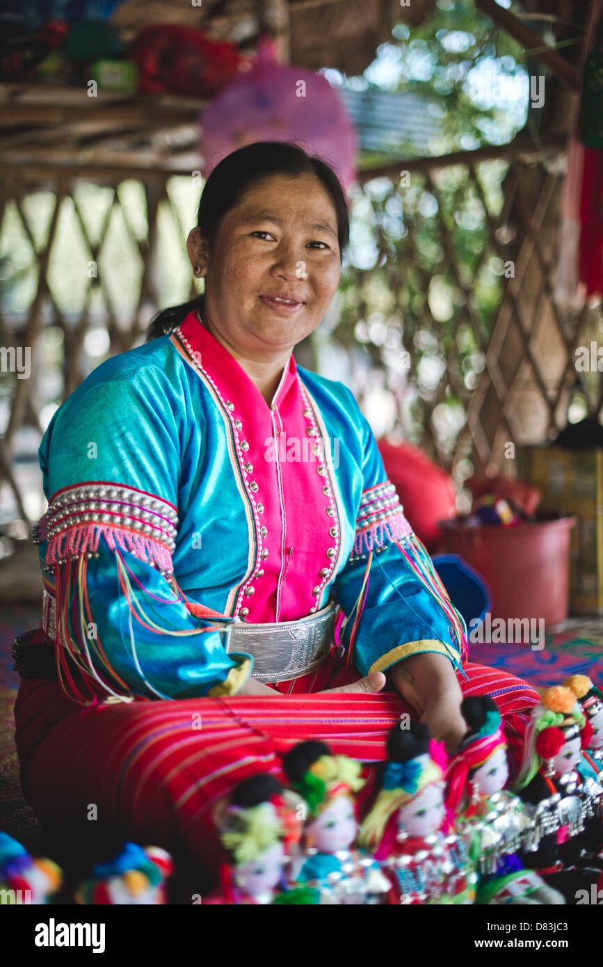 Donna vendita di souvenir e tribù della collina, Thailandia Foto Stock
