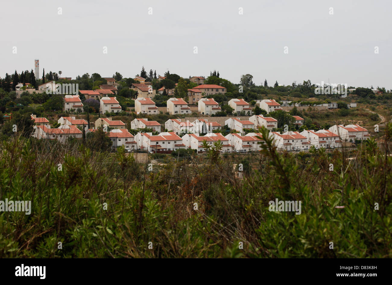 Vista di Halamish noto anche come Neveh Tzuf un insediamento israeliano si trova nel sud-ovest colline Samarian n della Cisgiordania, Israele Foto Stock