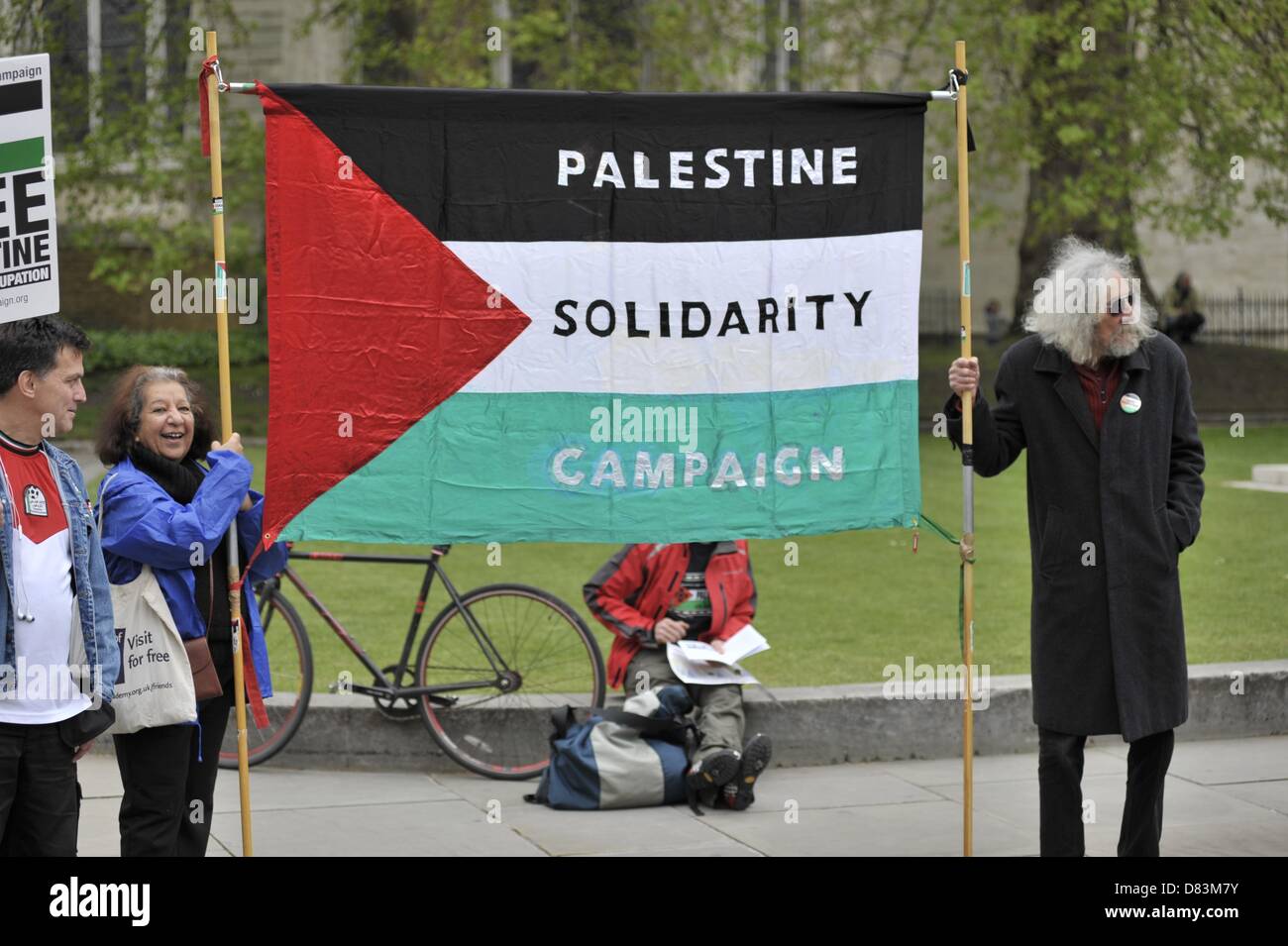 Londra, UK, 18 maggio, 2013. I dimostranti si riuniscono a Palazzo Vecchio Cantiere nei pressi di oggi al Parlamento di difendere la fine di ciò che essi termine, il continuo la Nakba. Yawm an-la Nakba, significato 'Day della catastrofe" in arabo, solitamente commemorato il 15 maggio, è un palestinese annuale giornata del ricordo dello spostamento che ha preceduto e seguito la dichiarazione israeliana di indipendenza nel 1948. Credito: Lee Thomas / Alamy Live News Foto Stock