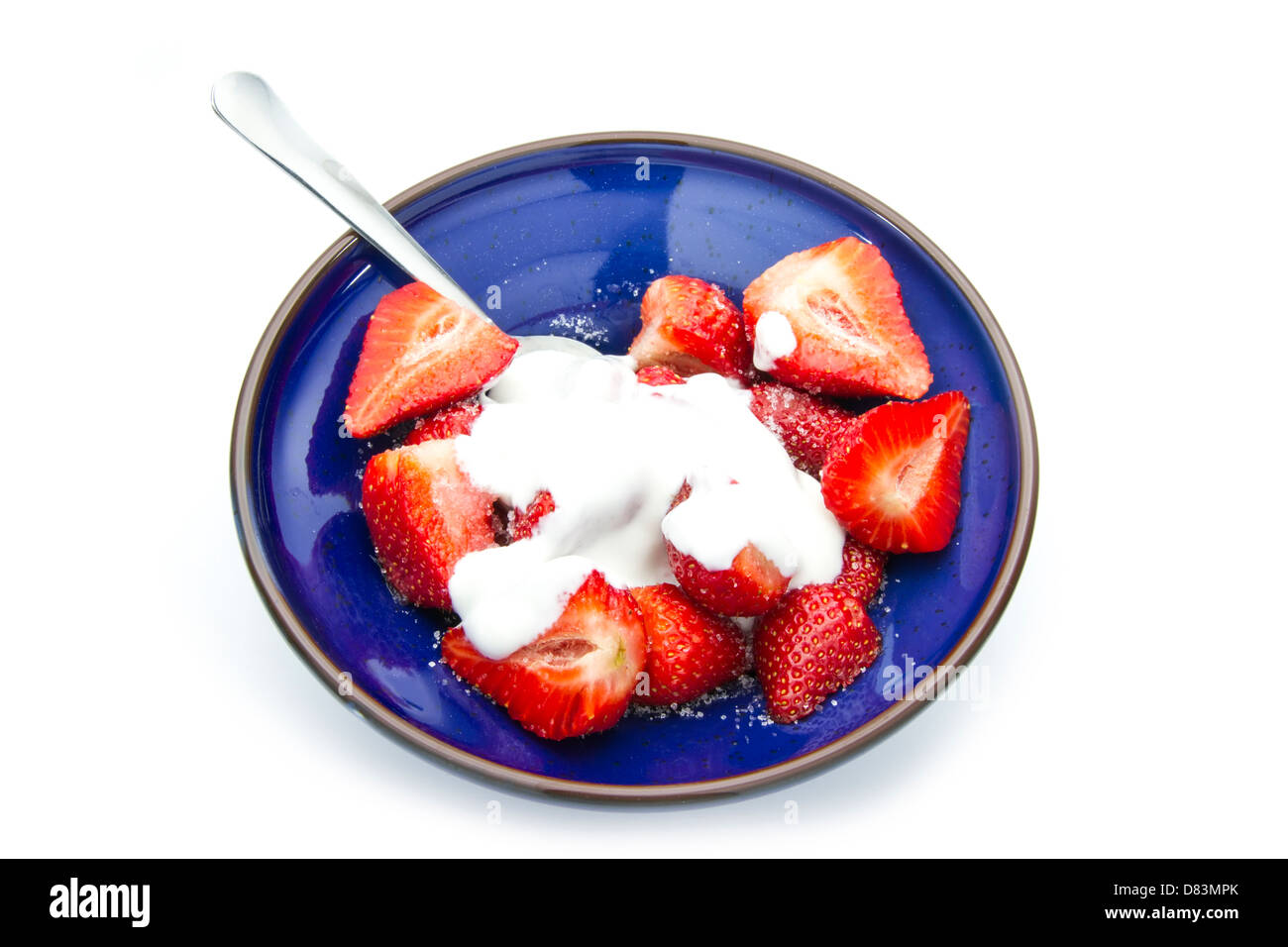 Fragole a fette con lo zucchero e la crema isolato su sfondo bianco Foto Stock