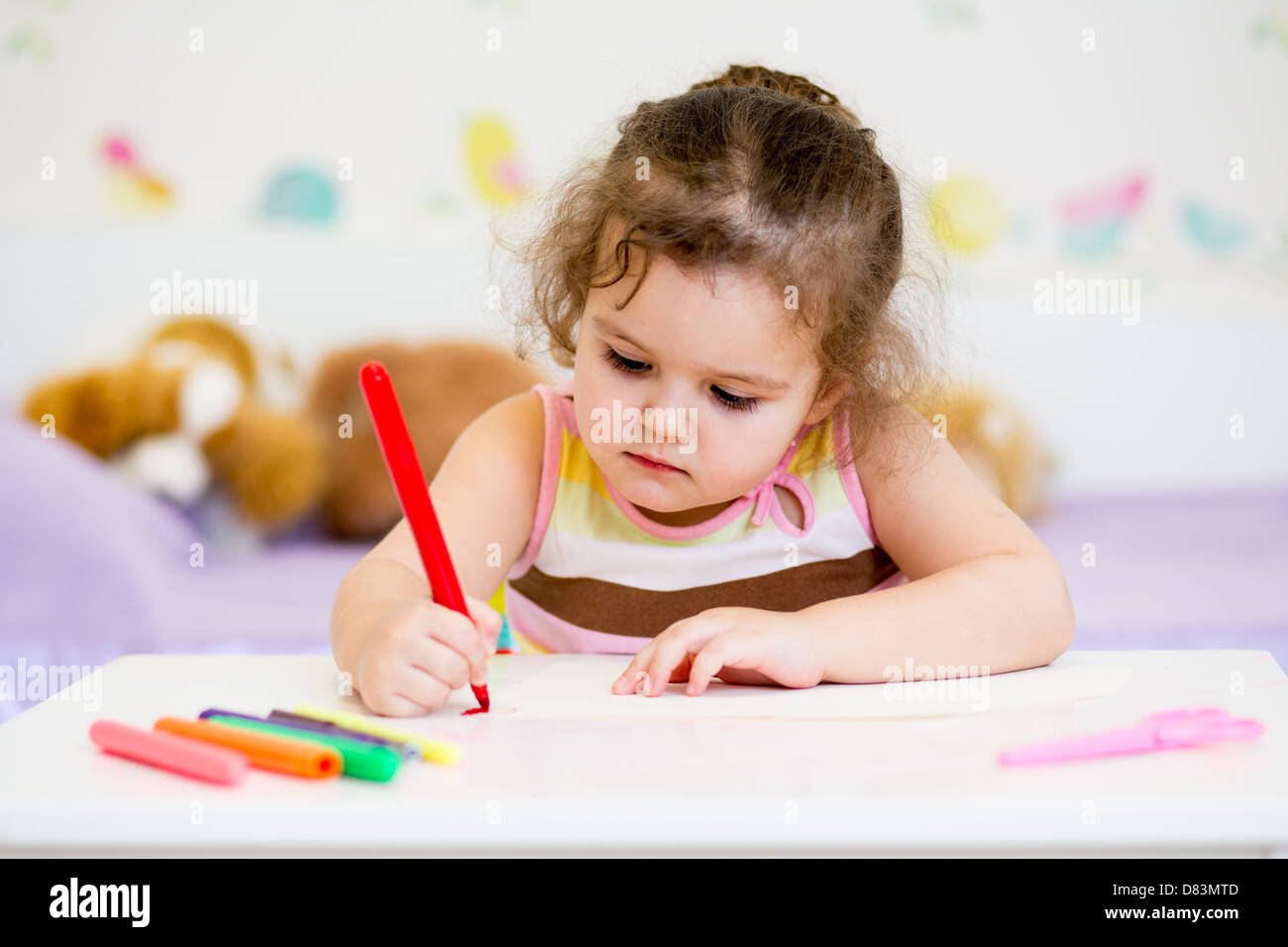 Bambino la scrittura con pennarello Foto Stock