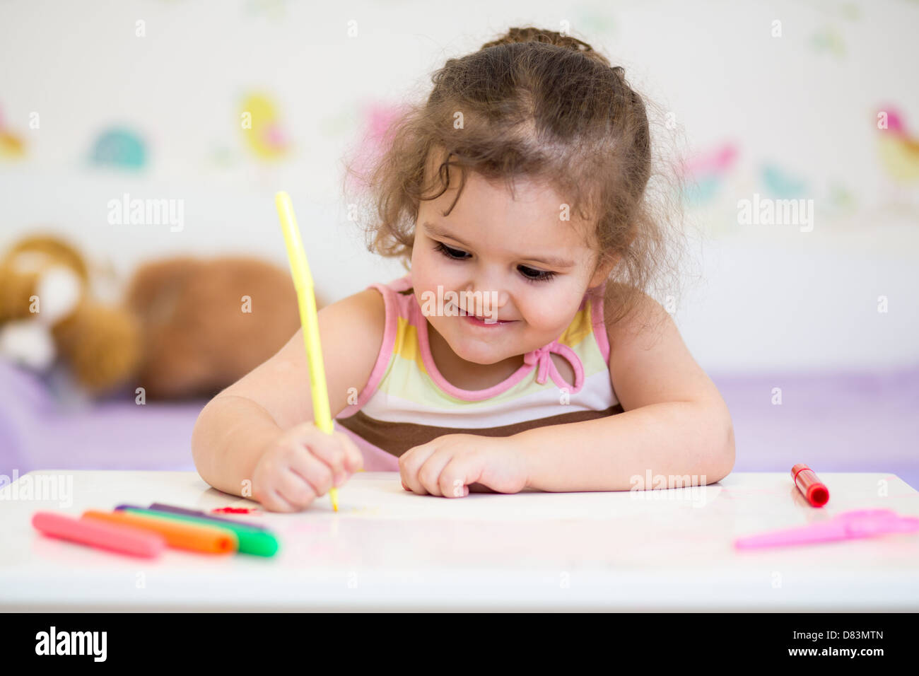 Bambino ragazza con pennarello Foto Stock
