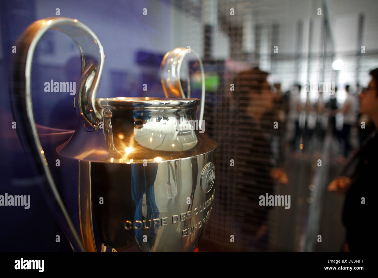 Una replica della UEFA Champions League Trophy è presentato alla Stadio di Wembley a Londra, in Gran Bretagna, 16 maggio 2013. Le maglie sono stati presentati come parte di un tour. La finale di UEFA Champions League si svolge presso lo stadio il 25 maggio 2013. Foto: Kevin Kurek Foto Stock