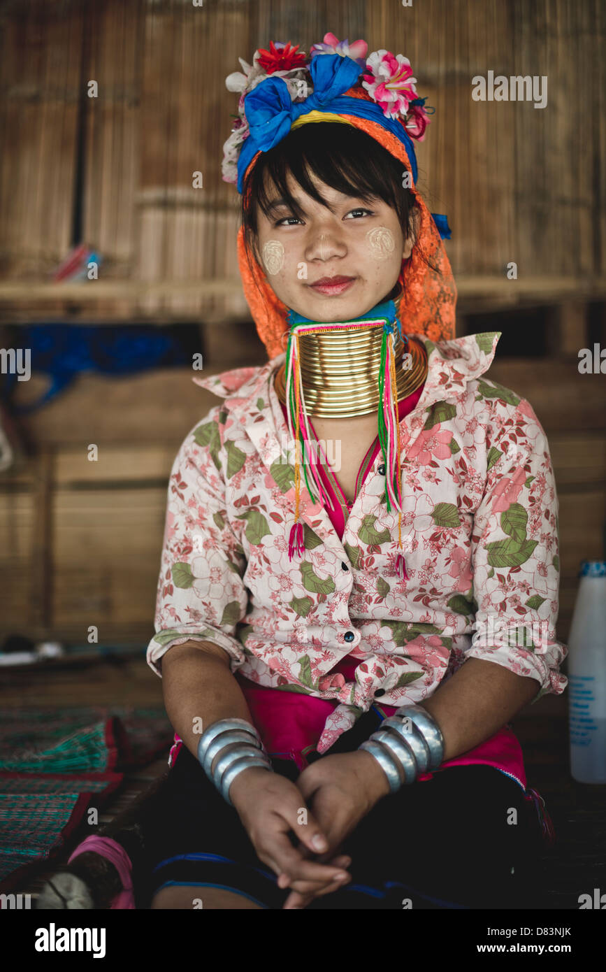 Donna vendita di souvenir e tribù della collina, Thailandia Foto Stock