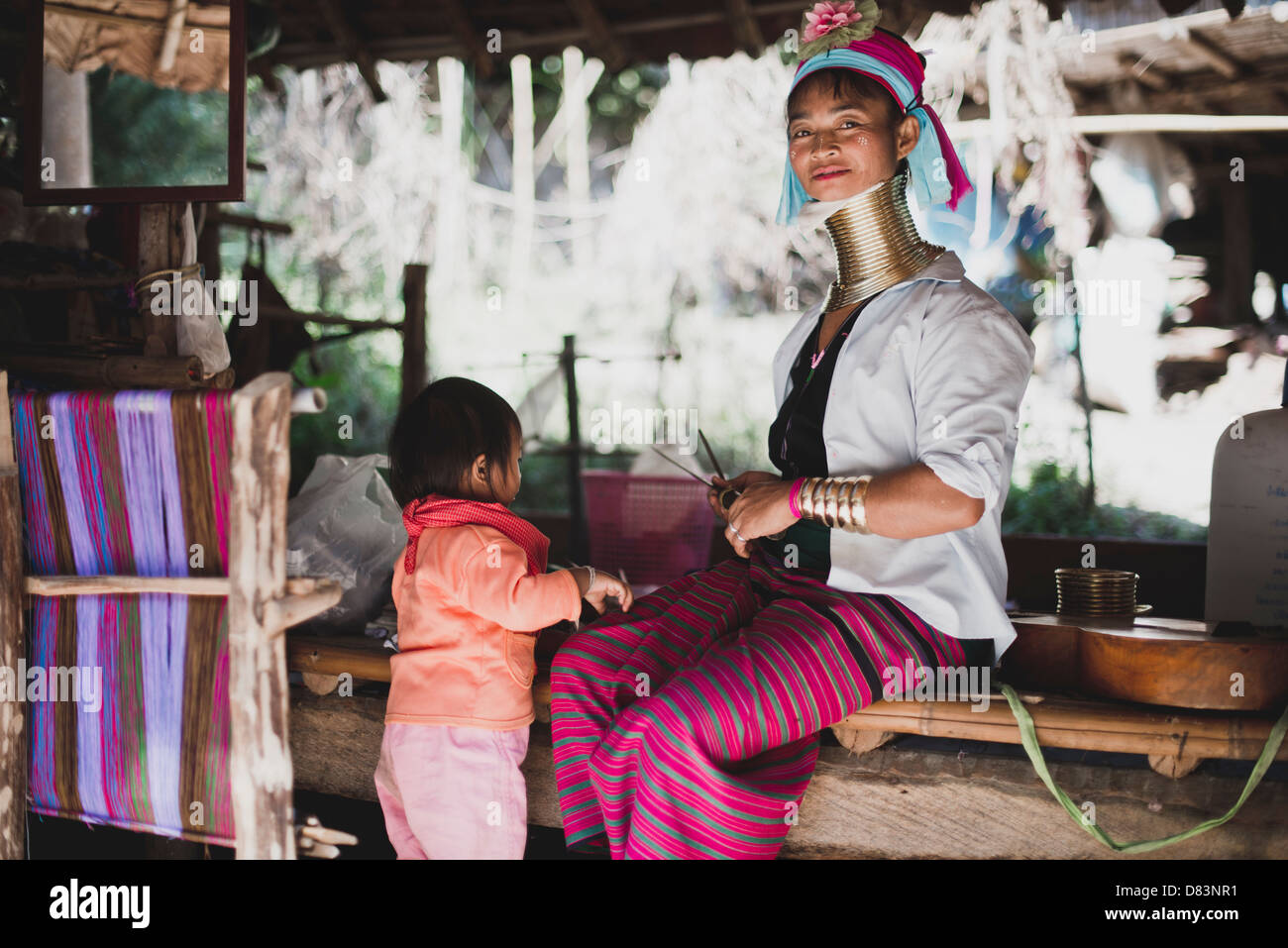 I Karen, collo lungo, la madre e il figlio di lei, Hill Tribe, Chaing Mai, in Tailandia. Foto Stock