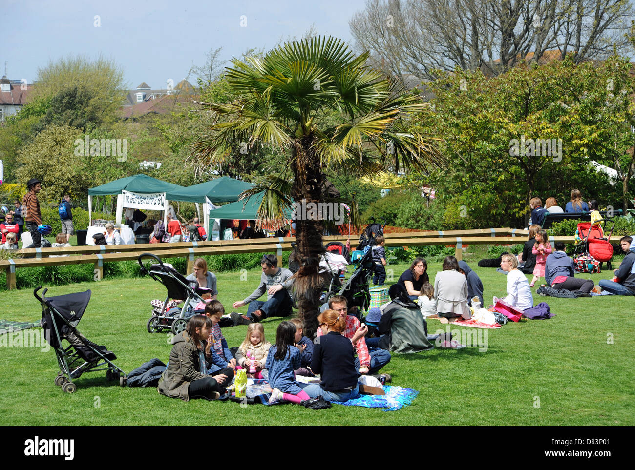 Hove Regno Unito 18 maggio 2013 - folla godere di un picnic al sole presso il Festival di Primavera in St Ann ben giardini in Hove oggi Foto Stock