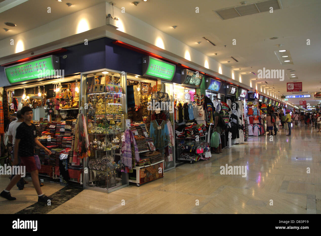 Varie negozio di abbigliamento in primo piano a MBK Shopping Mall di Bangkok , Thailandia Foto Stock