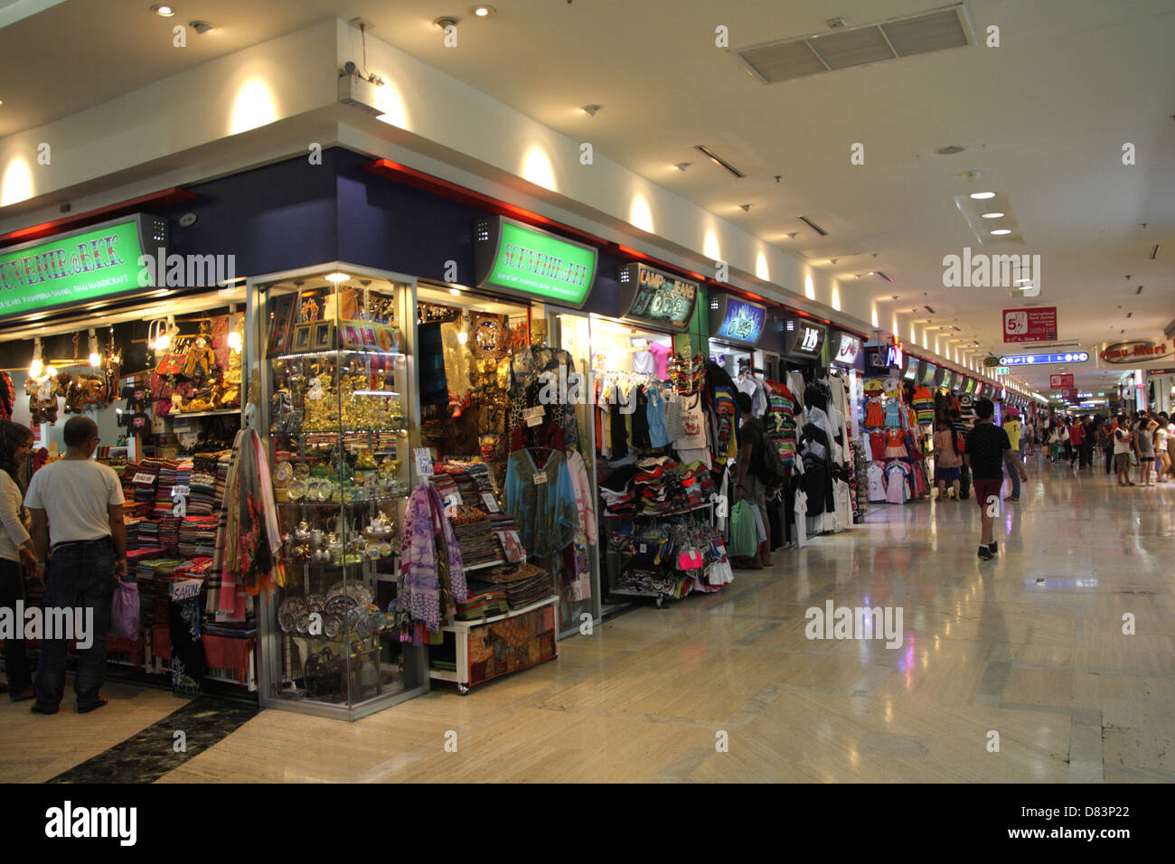 Varie negozio di abbigliamento in primo piano a MBK Shopping Mall di Bangkok , Thailandia Foto Stock