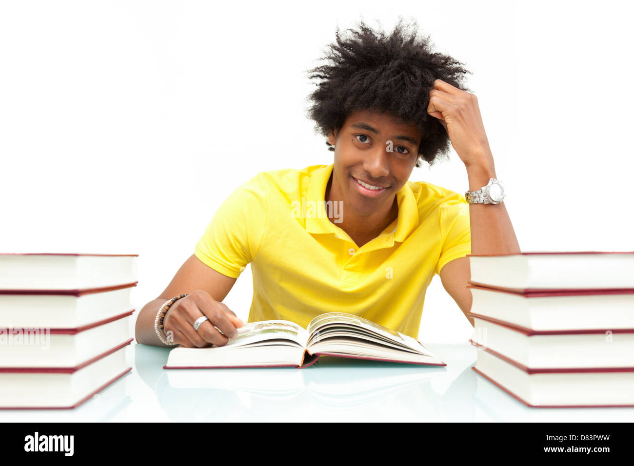 Giovane africano studente americano la lettura di libri, su sfondo bianco - popolo africano Foto Stock