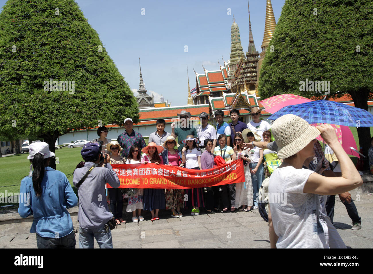 I turisti cinesi di prendere foto di gruppo all'interno di Palazzo Grande Tempio di Bangkok , Thailandia Foto Stock