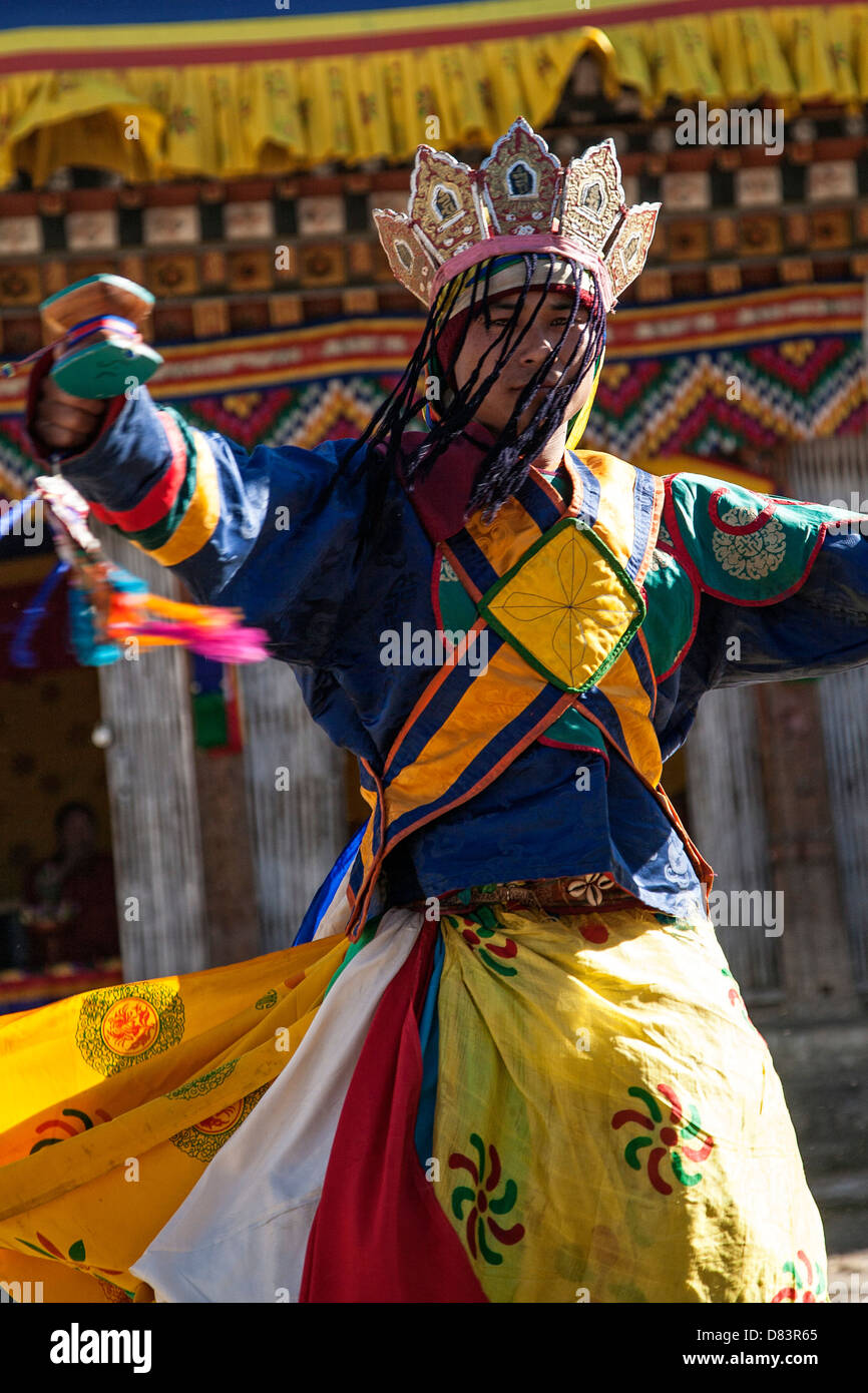 Un giovane uomo di danze a Jambey Lhakhang (monastero) festival in Jakar. Bumthang distretto. Il Bhutan. Foto Stock