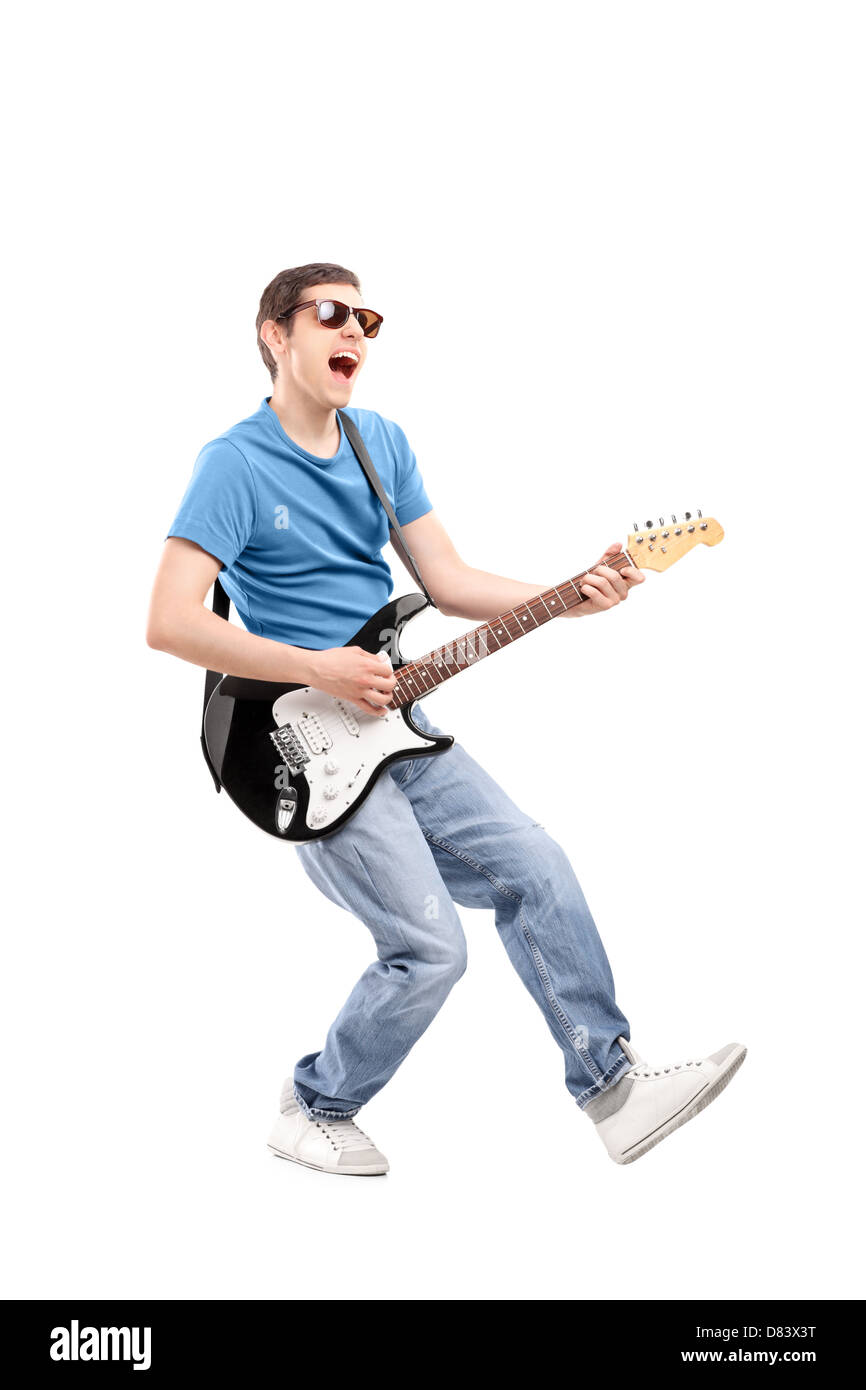 A piena lunghezza Ritratto di un ragazzo giocando su una chitarra elettrica isolata su sfondo bianco Foto Stock