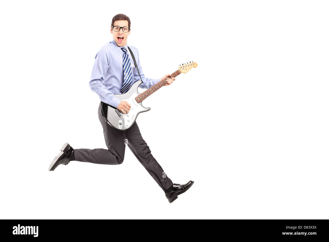 A piena lunghezza Ritratto di energica giovane maschio jumping con una chitarra isolato su sfondo bianco Foto Stock