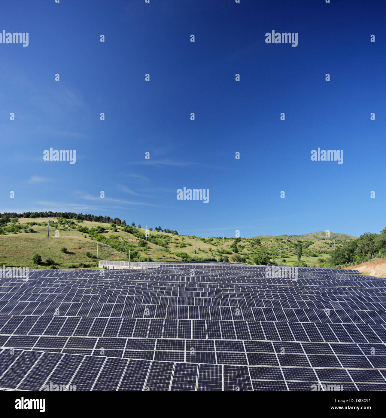 Il solare fotovoltaico pannelli cellulari sul campo sotto il cielo blu, Macedonia, girato con una inclinazione e spostamento lente Foto Stock