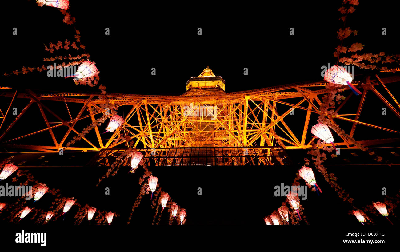 La Torre di Tokyo di notte nel bagliore arancione con lanterne appese per Sakura Festival di visualizzazione Foto Stock