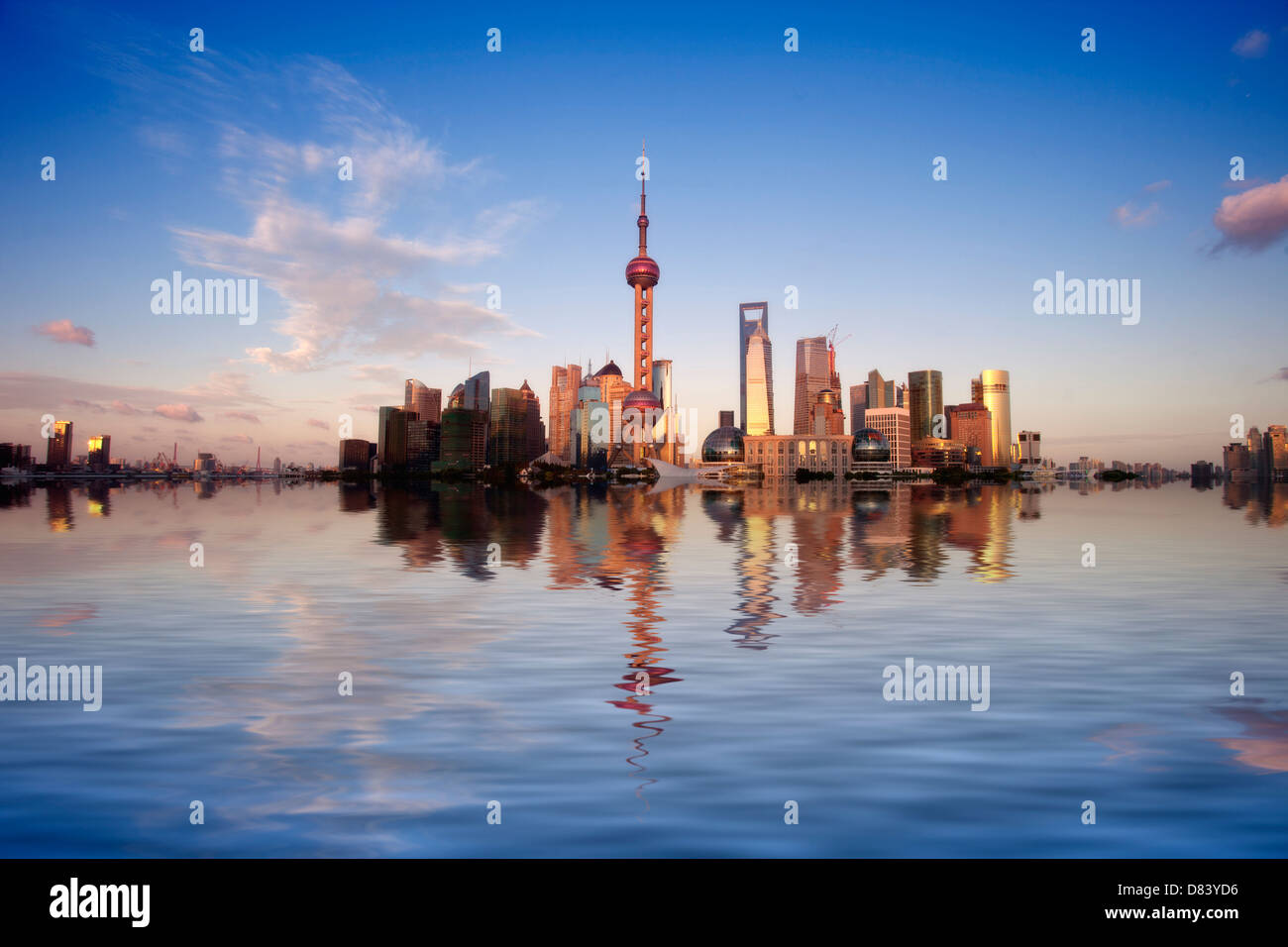 La riflessione di lujiazui nel fiume Huangpu ,shanghai, Cina Foto Stock
