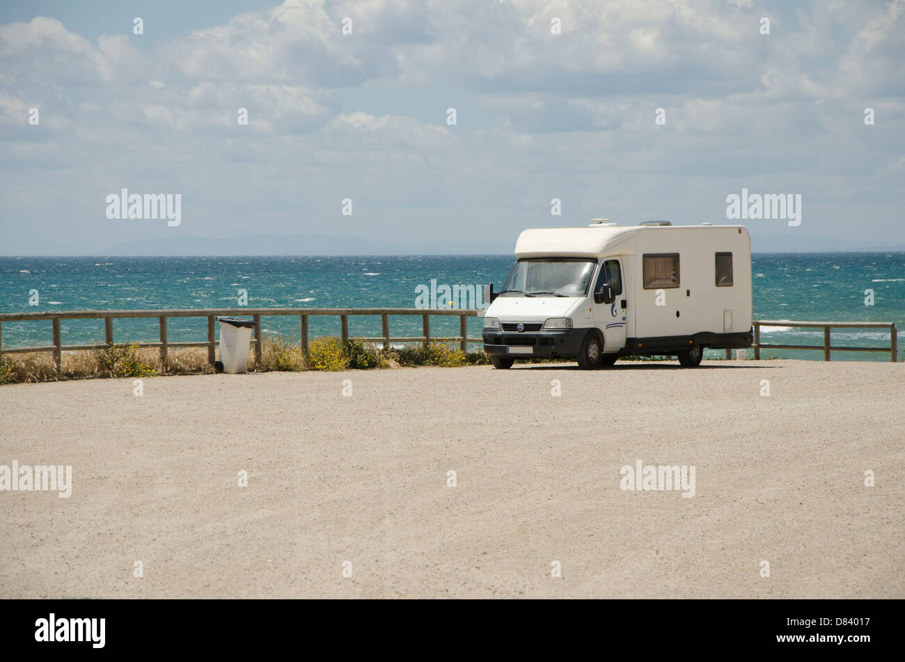 Camper parcheggiato di fianco al mare mediterraneo a Cabopino Costa del Sol, Spagna. Foto Stock