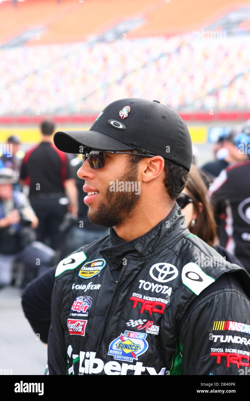 Charlotte Motor Speedway, North Carolina, Stati Uniti d'America. Il 17 maggio 2013. Darrell Wallace Jr. attende sulla strada pit durante le qualifiche per l'istruzione NC Lottery 200 a Charlotte Motor Speedway il 17 maggio 2013. ( Christopher Kimball ). Credito: Christopher Kimball / Alamy Live News Foto Stock