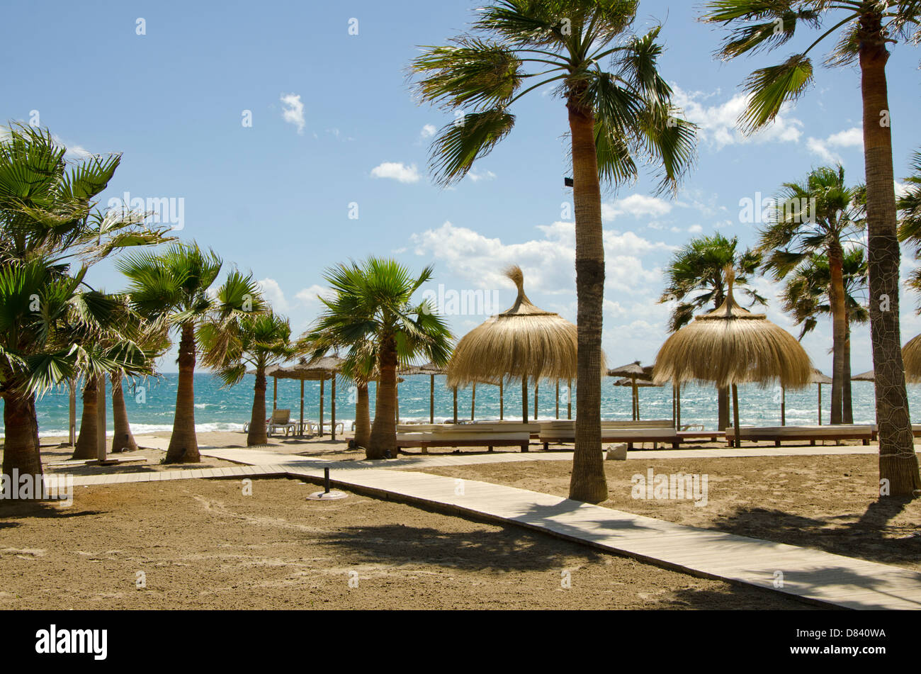 Spiaggia di Rio Real, passerella in legno di lusso di proprietà sulla spiaggia e ristorante Trocadero Playa, vicino a Marbella. Costa del Sol, Spagna. Foto Stock