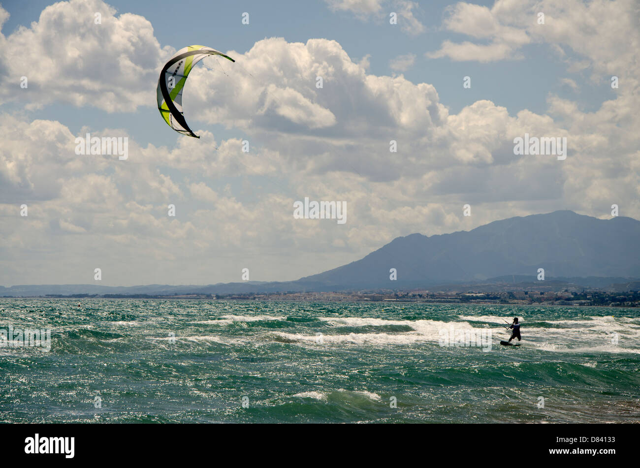 Kitesurfer sul mare in spiaggia, Marbella, Spagna. Foto Stock